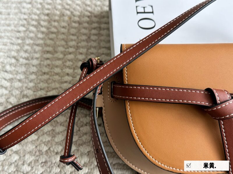 9f882cef29.jpg 210 box
Size: Width 21 * Height 14cm
Love Loewe Gate Mini!
Don't look at his palm, it's so big
The capacity is very friendly!
?? New product! ? Chest bag! Crossbody!
The leather of cowhide has an excellent hand feel
The leather is so good that ...
