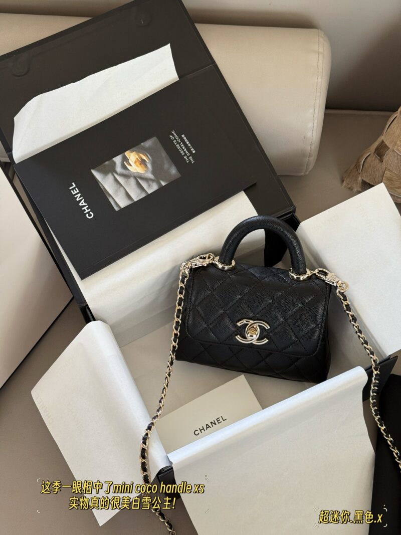 225 boxes
Size: 14.5 * 12cm, can't fit your phone
Xiaoxiang's cutest little bag 25pcocohandle
I want a small crossbody bag with a super mini size cocohandle that perfectly matches my needs