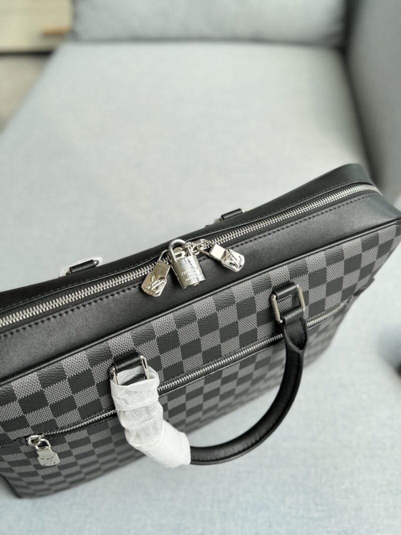 Cowhide 340
size：39×29
LV checkerboard commuting bag, office bag, computer bag, single shoulder crossbody bag
Can be carried diagonally or by hand
The capacity is also very large, it can hold files and computers
Black versatile, classic
The materi...
