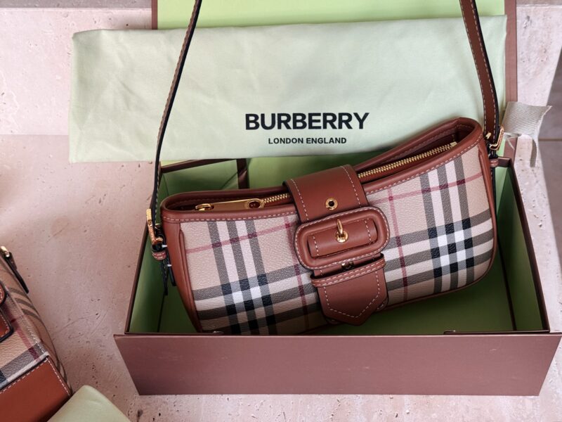 9fe4a916ca.jpg 220 boxes#
size:24*11cm
Bur Retro Underarm Bag
I was captivated by fashion and loved deeply
Classic plaid versatile aura
Easily handle various styles
Classic and fashion coexist