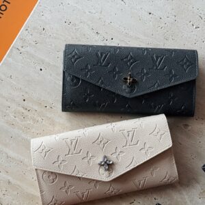 165 boxes
size：19*10cm
L family cowhide long wallet
A daily change and card that is sufficient for going out!
A small one!
The packaging is very high-end ??）