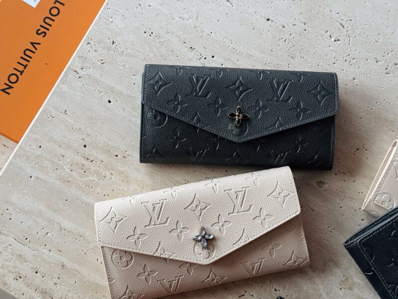 9ffbe6bfe8.jpg 165 boxes
size:19*10cm
L family cowhide long wallet
A daily change and card that is sufficient for going out!
A small one!
The packaging is very high-end ??)
