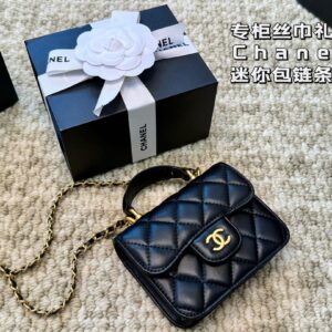 Copy of original order ? MINISOTTRUNK handbag features the iconic Monogram print paired with contrasting resin chain straps, creating a delicate and charming design. This charming handbag has sharp edges and elegant connotations, showcasing a mod...