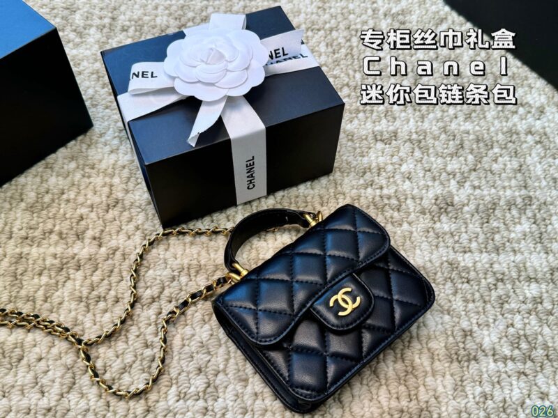 Counter Silk Scarf Gift Box
Chanel Mini Bag Chain Bag
Very suitable for this season, Chanel
The retro atmosphere instantly fills up
Size: 12 9