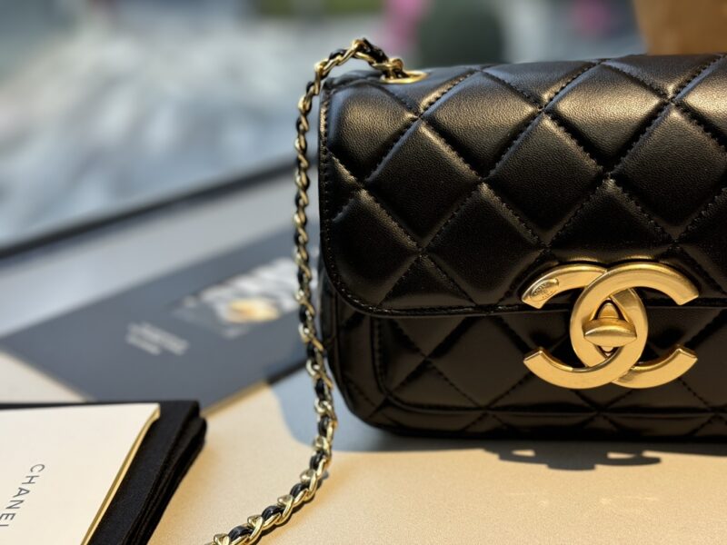a04bc5e0ea.jpg Complete packaging
size:20*12cm
Xiaoxiangjia 4b logo mouth cover bag
What a retro style
Big double Clogo
It's so eye-catching! The combination of retro and fashion is so nice