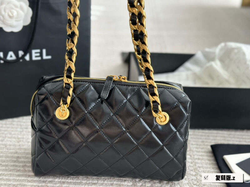 a050e5961e.jpg 250 boxes
size:25 16cm
Chanel 24 Bowling Bag
This bowling bag is really delicious~
A very popular one recently
The design is not easily outdated and is very fashionable to hold in your hand.
?? superior quality!