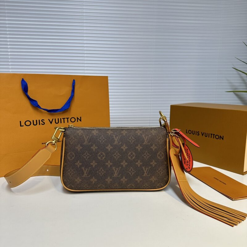 a05f2489d9.jpg 260 Purchasing Grade Duty Free Edition M11623 This Pochette Accessory XL handbag features a Monogram pattern on Monogram Dust canvas that has been tested over time, injecting a handsome atmosphere into the classic configuration originating from 1990....
