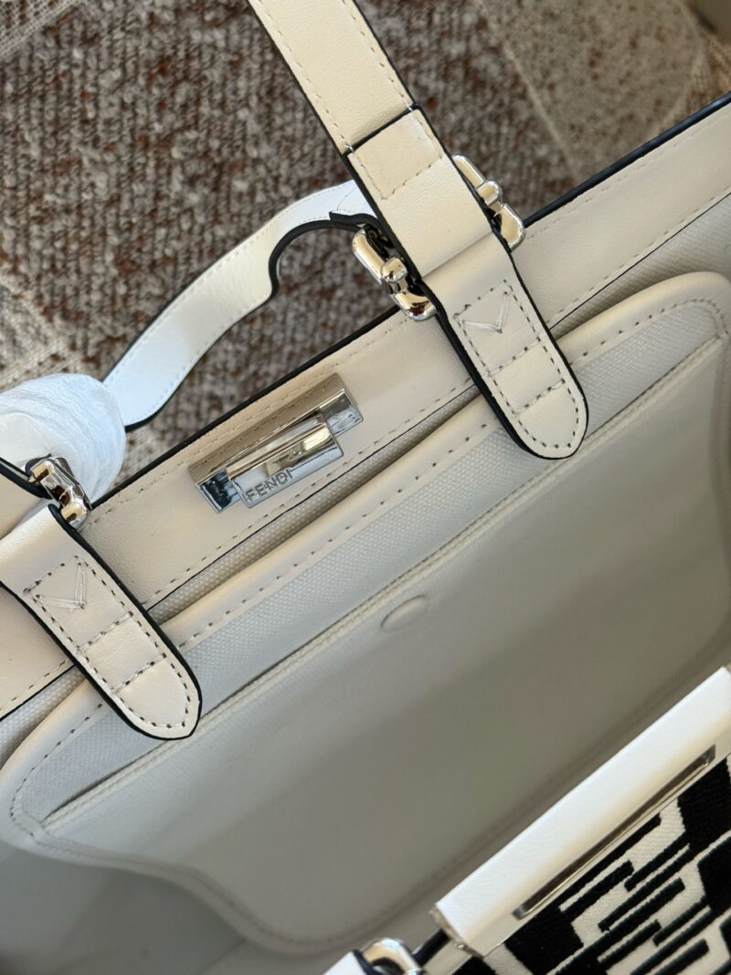 a06049e72c.jpg 260 without box
size:40*28cm
I was impressed by this Fendi tote, and its matcha green and gold brown color scheme caught my attention
Too advanced
The capacity can hold the essential items for short trips, giving you an effortless sense of luxury