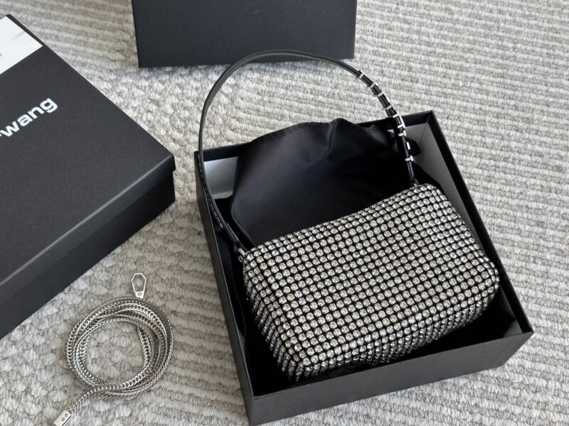 160 170 (wrist rhinestone) with box
size：18*10cm
BlingBling Giant Flash
AW King Water Diamond Bag
Summer really needs a rhinestone bag to blow up the streets!
The manufacturer also gives away long shoulder straps
Isn't it a great value!!