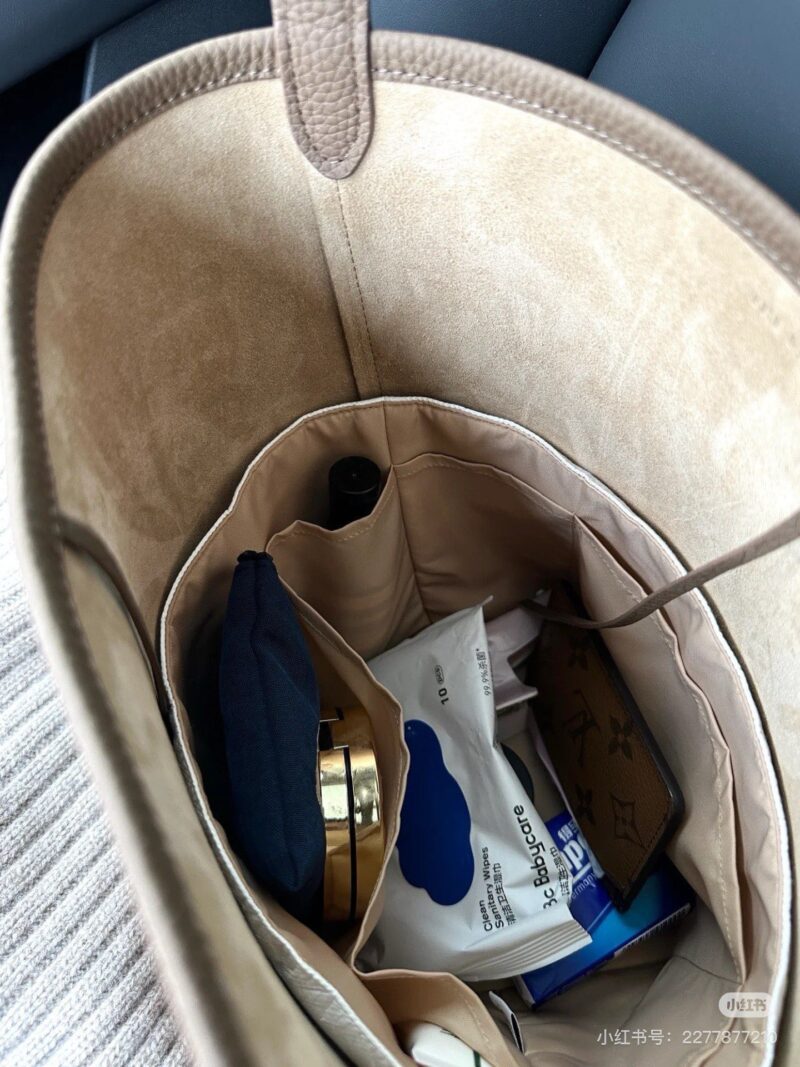 Comes with a waterproof and ultra light replacement cup, umbrella cover, and a special inner liner bag that can store small things neatly and thoughtfully