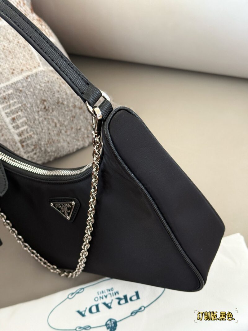a0823ea949.jpg 155 boxes (Korean order)
size:22*13cm
Prad hobo 2005 Nylon Underarm Bag
Seeing the physical object is truly perfect!
package ??
Designed to be super convenient and comfortable!
?? Leather handle
?? Root chain matching ??, marvelous