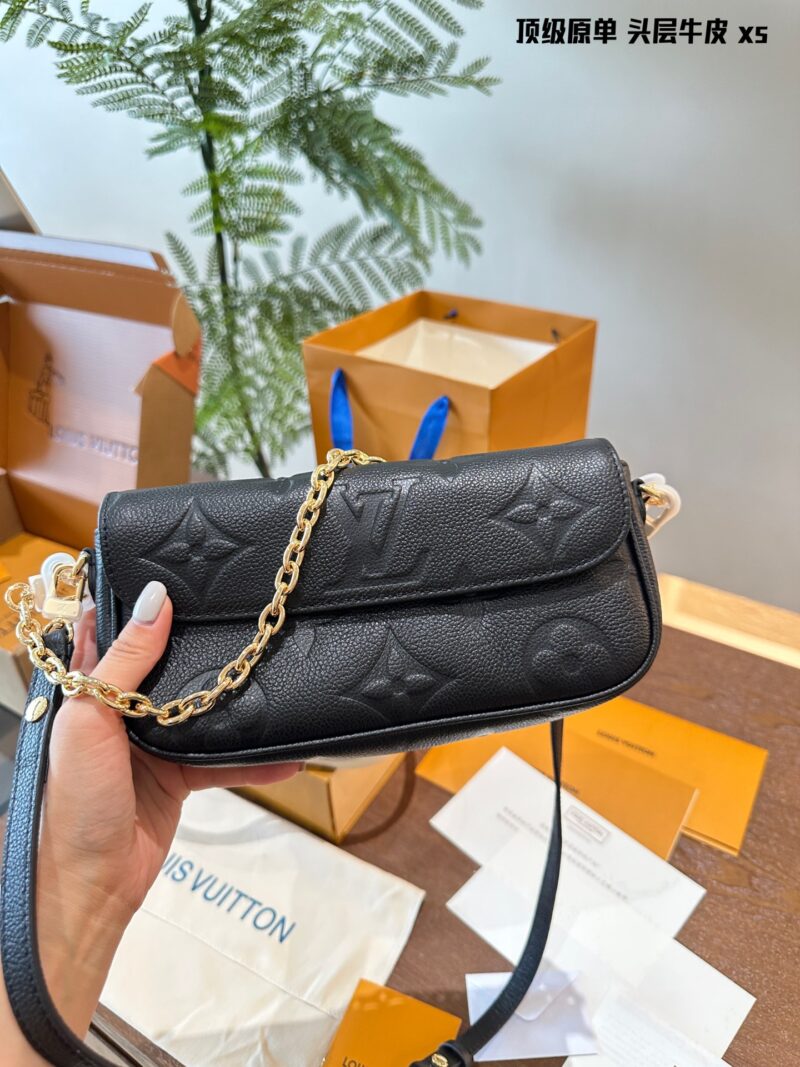 First layer cowhide original single p330
Cute bag shape yet full of elegant temperament folding box! Size 22.11
Lv Ivy Mahjong Bun
Cute bag shape yet full of elegant temperament combined with exquisite and fashionable chain underarm back
A crossbody...