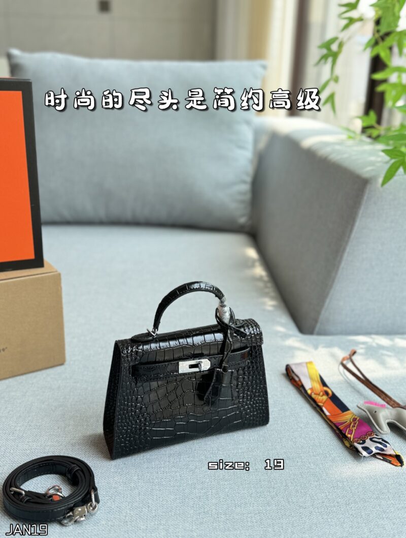 Color card ??
Hermes Kelly Second Generation Crocodile Leather Kelly Bag Handbag Silver Buckle