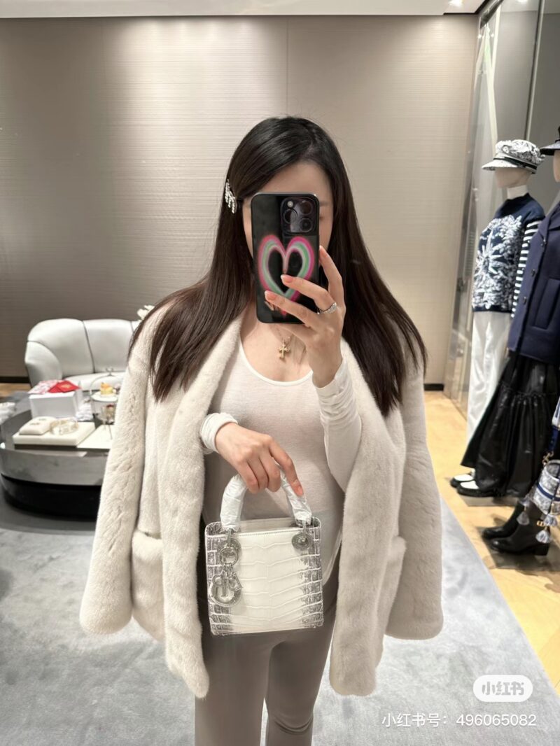 Dior Himalaya Lady Dior~
I share a lady Dior bag every day. I really love this bag style, and the most recommended one is definitely the Himalaya style because of the horse The price is about to increase, so you must not miss the best opportunity to ...