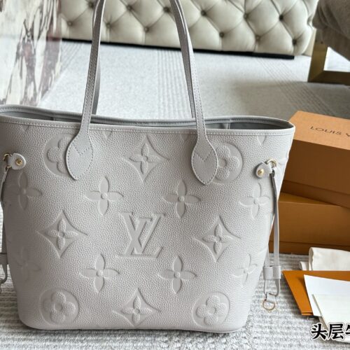 ￥ 370 original cowhide
LV Neverfull shopping bag
N41605LV is the classic flagship of the family, with a large capacity design that is perfect for both mommy bags and OL commuting, making it the bag with the highest appearance rate. The striped linin...