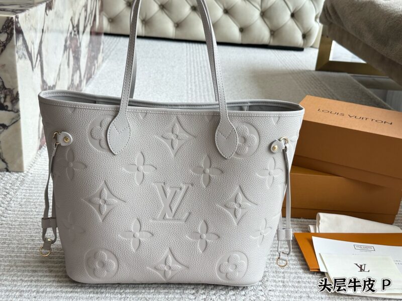 ￥ 370 original cowhide
LV Neverfull shopping bag
N41605LV is the classic flagship of the family, with a large capacity design that is perfect for both mommy bags and OL commuting, making it the bag with the highest appearance rate. The striped linin...