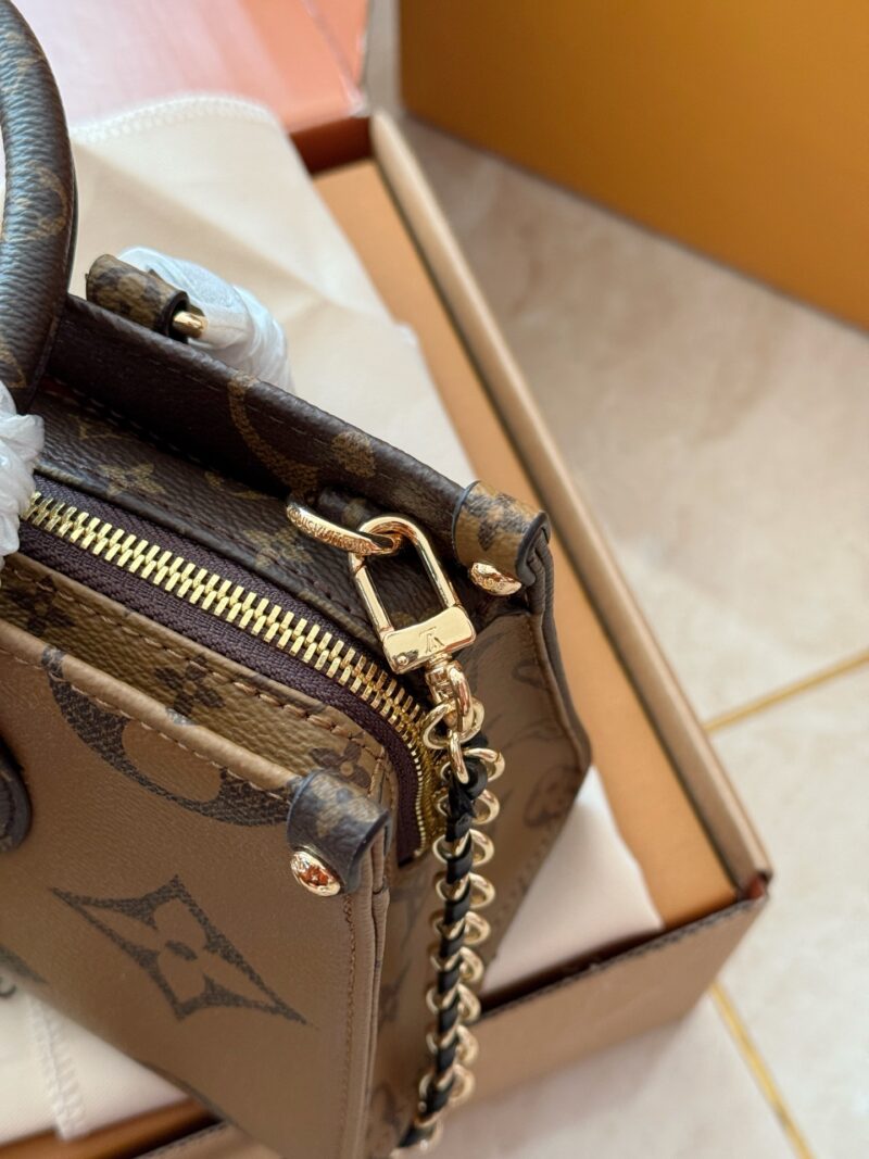 a0b19ddfbf.jpg 265 box upgrade version
size:25*13cm
Highly anticipated by everyone!
L Home On the Go has finally released a slim shoulder strap version,
There's also an extra leather chain under the armpit back
Recommend this bag type! Super practical
This small ...