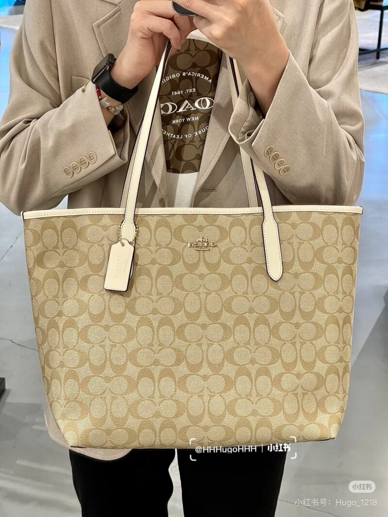 Coach Tote shopping bag
Coach's new tote shopping bag features a suction buckle design in the middle, classic PVC printed large capacity, and a zippered concealed pocket inside for storing items such as phones