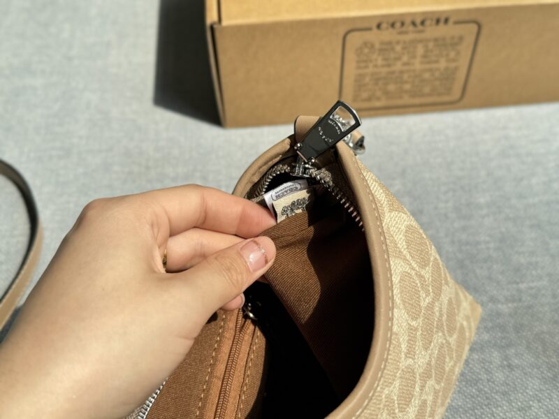 a0cf0d0249.jpg 180 airplane box
size:19.5×15.5
COACH LAUREL Lao Hua Wandering Bag Underarm Bag Cross Shoulder Bag
Mini wandering bags are also too Q!
Really super cute
At first glance, it amazed me!
The bag is lightweight and has just the right capacity, making ...