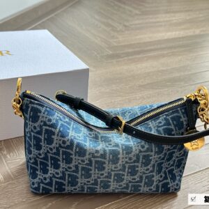 ￥ 245 replica original fabric
CD lunch box packaging is the king of cost-effectiveness in the CD market
Hobo star Chain Handbag Series
Upgraded lunch box bag, practical design, equipped with adjustable long shoulder straps, greatly enhancing practic...