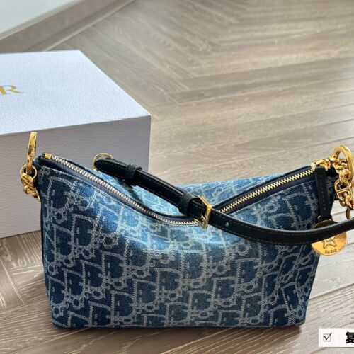 ￥ 245 replica original fabric
CD lunch box packaging is the king of cost-effectiveness in the CD market
Hobo star Chain Handbag Series
Upgraded lunch box bag, practical design, equipped with adjustable long shoulder straps, greatly enhancing practic...