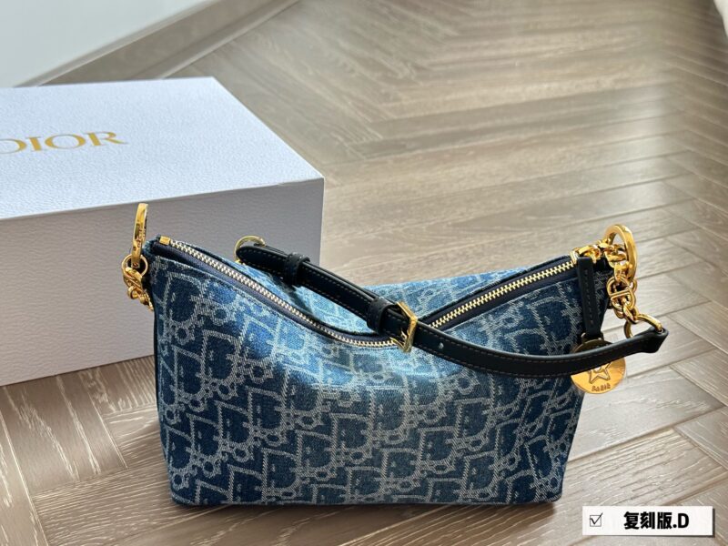a0e12fba9a.jpg ¥ 245 replica original fabric
CD lunch box packaging is the king of cost-effectiveness in the CD market
Hobo star Chain Handbag Series
Upgraded lunch box bag, practical design, equipped with adjustable long shoulder straps, greatly enhancing practic...
