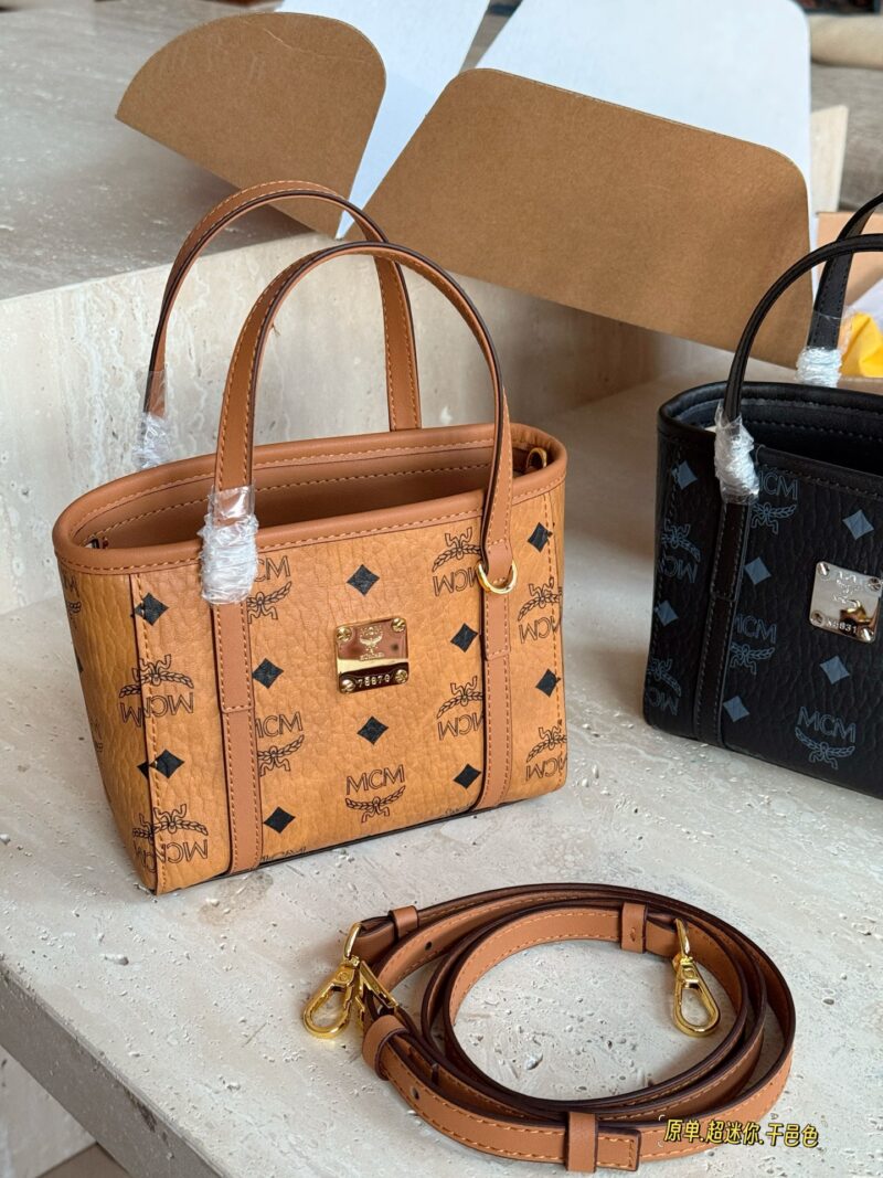a0f00a6186.jpg 220 boxes
size:16*14cm
MCM | Vegetable Basket has a new size!!
Very cute and cute, a small one,
Mobile phone, tissue, key, lipstick, powder, etc
You can fit all the necessary items!
Very practical and versatile~
