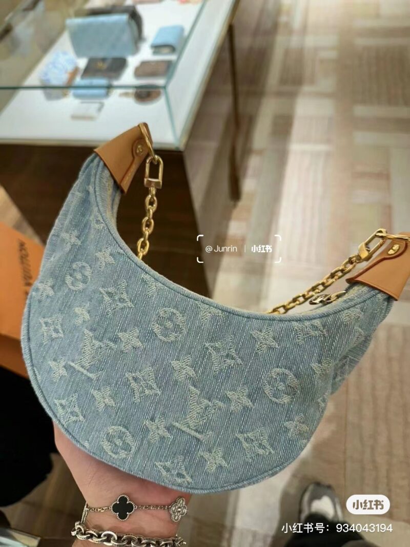 a0f2fe7e94.jpg Fashionable and very summer+denim light colored denim moon bag,
Denim light colored denim moon bag,
Seeing this color gives me a feeling of youthful vitality. It is soft and casual, and very lightweight. The two shoulder straps can be adjusted direct...