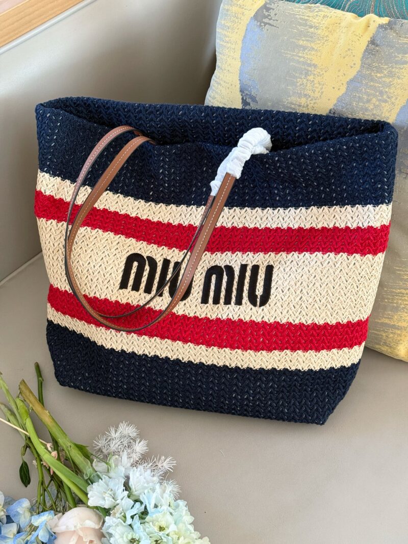 200 without box
Size: 36 * 37cm (vertical version)
Medium width 45 * 35cm (horizontal version)
MiuMiu woven bag, win hemp
This crochet tote bag
Splicing patterns with vibrant color blocks!
What you need for a perfect texture score is one
Loose short-...