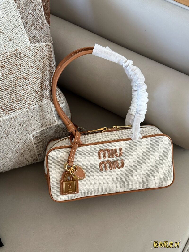 a0f7294fa9.jpg 290 boxes
size:28*15cm
Miumiu bowling/briefcase/
Miu is here to steal money again! The new canvas briefcase is here!
It's nice to carry on your back
Can be carried by hand or carried diagonally!
The appearance is Princess Miumiu!