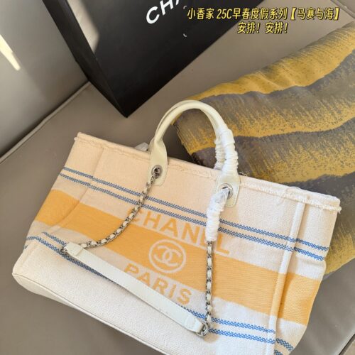 390380 without box
Size: 38 * 30cm (large)
33 * 25cm (small)
Xiaoxiangjia 25C Early Spring Vacation Series
Marseille and the Sea
Arrange it! Arrange it!
This beach bag released this year is so beautiful!
People are already eagerly anticipating it!