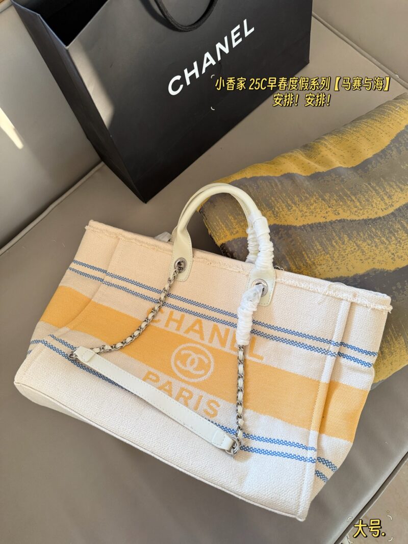 a11ff005b4.jpg 390380 without box
Size: 38 * 30cm (large)
33 * 25cm (small)
Xiaoxiangjia 25C Early Spring Vacation Series
Marseille and the Sea
Arrange it! Arrange it!
This beach bag released this year is so beautiful!
People are already eagerly anticipating it!