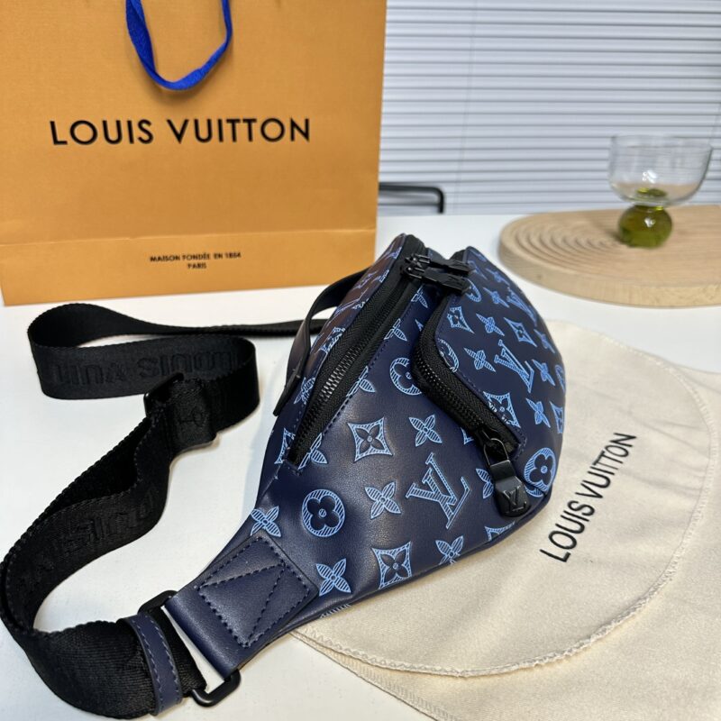 Donkey waist bag/chest bag model M25227 all leather blue. This waist bag design is not only practical but also enhances the overall design sense, making it easy to raise the body proportion. The bag can be worn as a chest bag or crossbody bag, and ca...