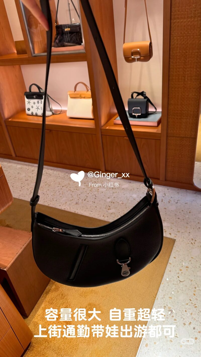 Heartthroated with true love, I dug up the Hermes Arcon Moon Bag from my wealthy sister's house and found it. It's carved with a W-cut and made of elephant grey togo leather, it's really beautiful.
The size is about 28 * 19 centimeters, very small an...