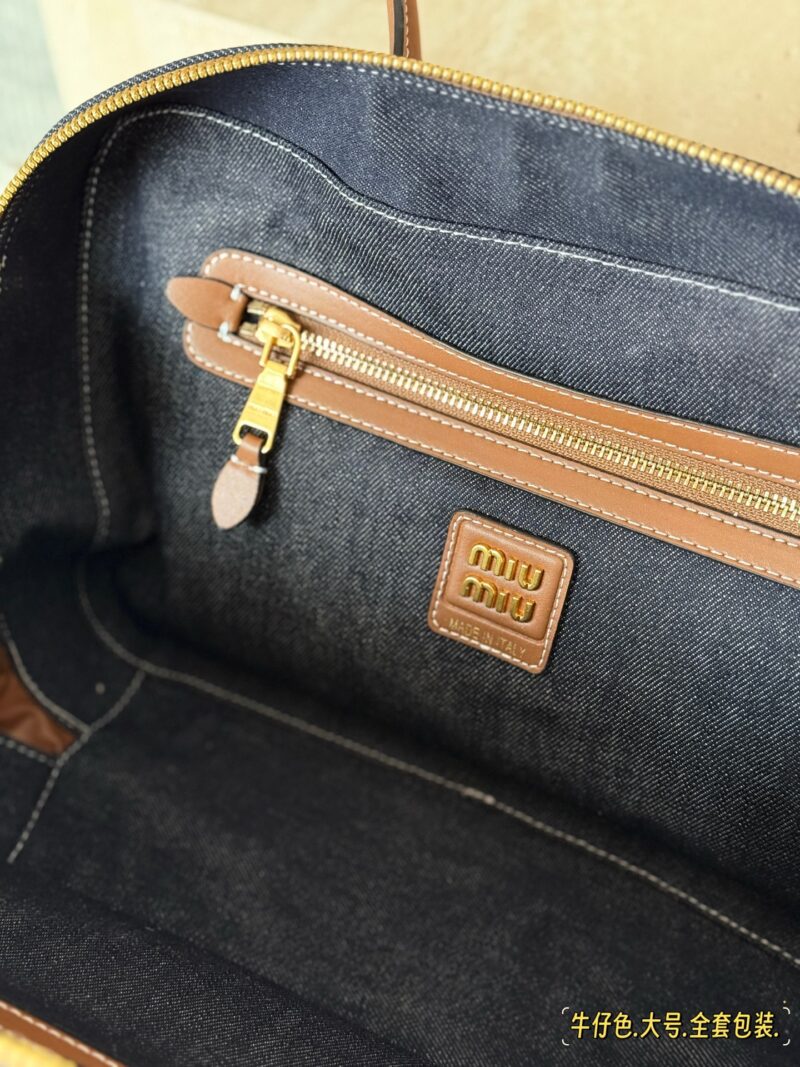 a14ce2a60a.jpg 320310 comes with a complete set of packaging
Size: 35 * 22cm (large)
28 * 15cm (small)
Miumiu bowling/briefcase/
Miu is here to steal money again! The new denim briefcase is here!
It's nice to carry on your back
The appearance is Princess Miumiu!