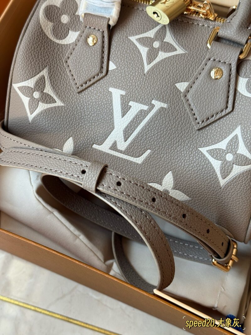215 new model (with box)
size： 20*14cm
L Home Speedy 20
Let's feel the joy of Speedy together~
This size is just right!
Carrying a small bag, I really love it, love it~
Search: Lv nano