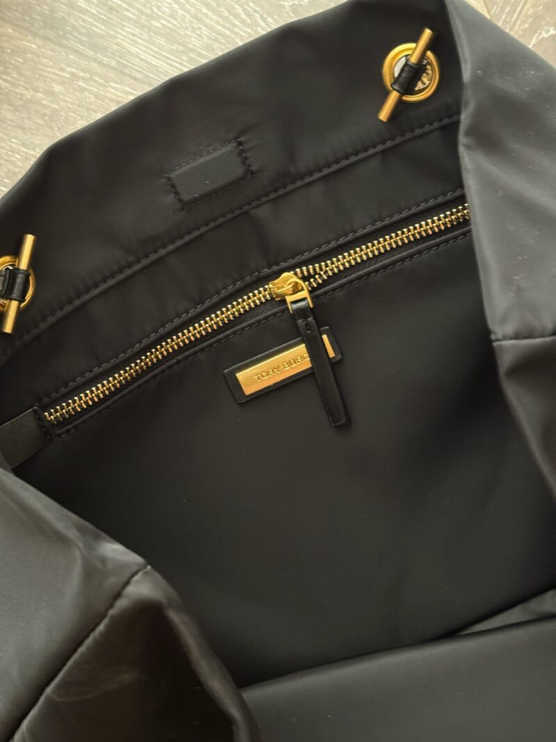 a1761c1b69.jpg 215 boxes
Size: 31 * 28cm
High version ?
TB ella Nylon Canvas Bag
New Tote One
The nylon chain bag is really beautiful
Original canvas ? Cowhide splicing
You can also put it in with sufficient capacity