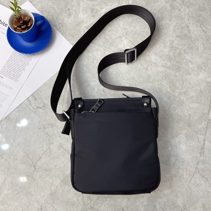 a183888a8b.jpg Pure original top quality latest single shoulder crossbody bag mobile phone bag high-end luxury original board imported waterproof fabric with cowhide luxury triangle mark hardware, clear logo, quality absolutely comparable to the original, mini vers...