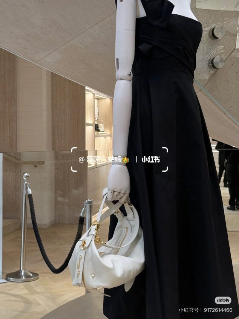 a18dbefb23.jpg Dior | 2025 New Trendy Bag
The all-new D-Journey series in 2025, with crescent shaped lines that can be carried by hand/shoulder/crossbody, is sure to bring a craze