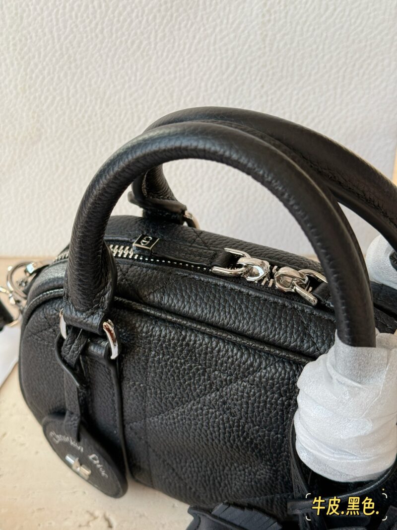 a18ef8cf5e.jpg 300 box cowhide
size:20*12cm
D Home VIBE | Pillow Bag
Don't think I'm young, but I'm very good at pretending!
Summer25 new SIZE bowling bag, really looks great!
