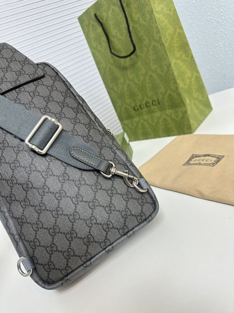 Classic Grey CUCCI Size 18 x 29 Men's Chest Bag
Small and stylish, showcasing a casual yet unrestrained attitude. Intelligent shoulder strap design, suitable for carrying on the left or right shoulder. Design a shape that improves the comfort of carr...