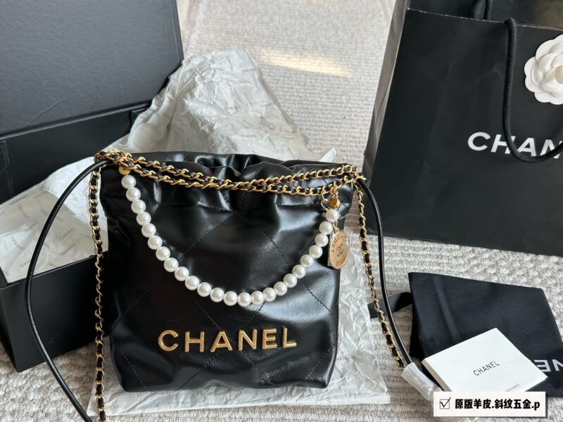 a1a47daa8d.jpg 295 original sheepskin box
size:20*20cm
Xiaoxiangjia Mini 22bag
The scaled down 22bag looks particularly cute and playful,
The first layer is made of calf leather material,
Soft and lightweight!
Search for garbage bag mini