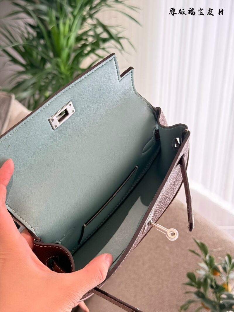 First layer cowhide p350 Fubao leather
Hermes' new Kelly Moove
Big bag size: 17 * 10 * 5cm
Small bag size: 7.5 * 6 * 3.5cm
Hands on bag, grab bag, waist bag, shoulder bag, crossbody bag capacity: coin/Airpods3 Yin line card air cushion lipstick tissu...