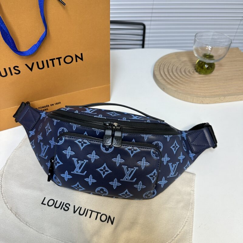 Donkey waist bag/chest bag model M25227 all leather blue. This waist bag design is not only practical but also enhances the overall design sense, making it easy to raise the body proportion. The bag can be worn as a chest bag or crossbody bag, and ca...