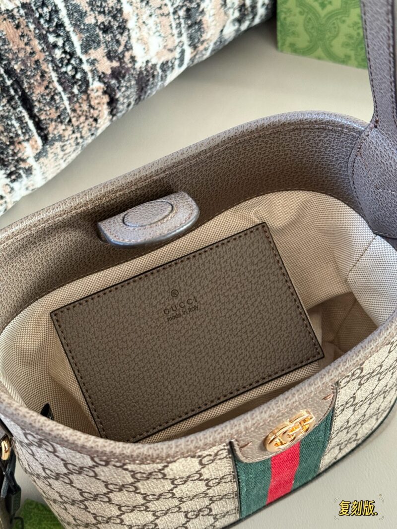 a1d131ccbf.jpg 225 with box, 235 without box
Size: 22 * 20cm (small)
34 * 32cm (large)
GG bucket bag with versatile HOBO design
Very durable
Practical large capacity~Adjustable shoulder strap
It can better meet different dressing needs and allow you to freely match them