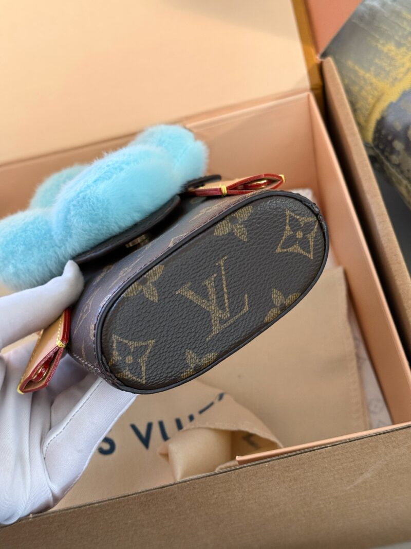 a1d79593ec.jpg 210 box
size:10*18cm
L's limited edition Vivienne phone case is here
Who can refuse the plush Vivienne
Accurately capture your girlish heart
Xiaohuahua has a super good hand feel,
The physical object is super beautiful,
Who hasn't owned it yet? The...