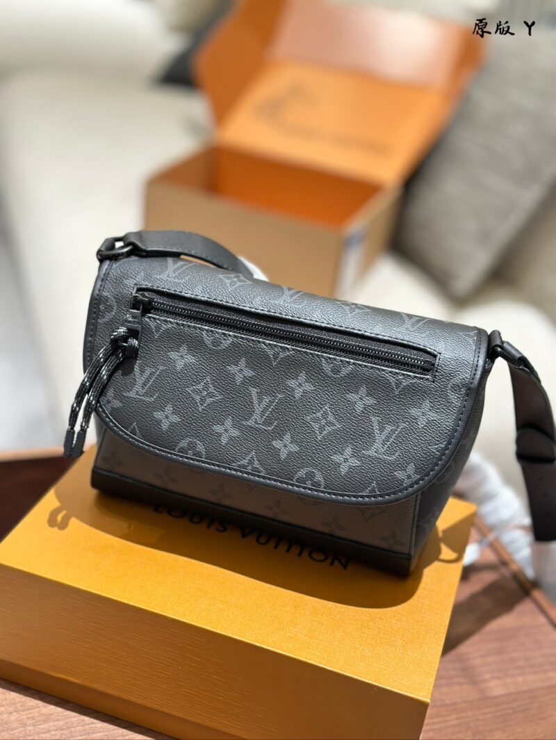 a1d85bef4a.jpg Black flower p260 embossed p280
LV Pulse Small | New Fresh Look! All the trendy men are squatting~Dangdang~Today I will introduce you to a product that has not yet been released The newly launched men's bag LV reports to you from the forefront
LVpuls...
