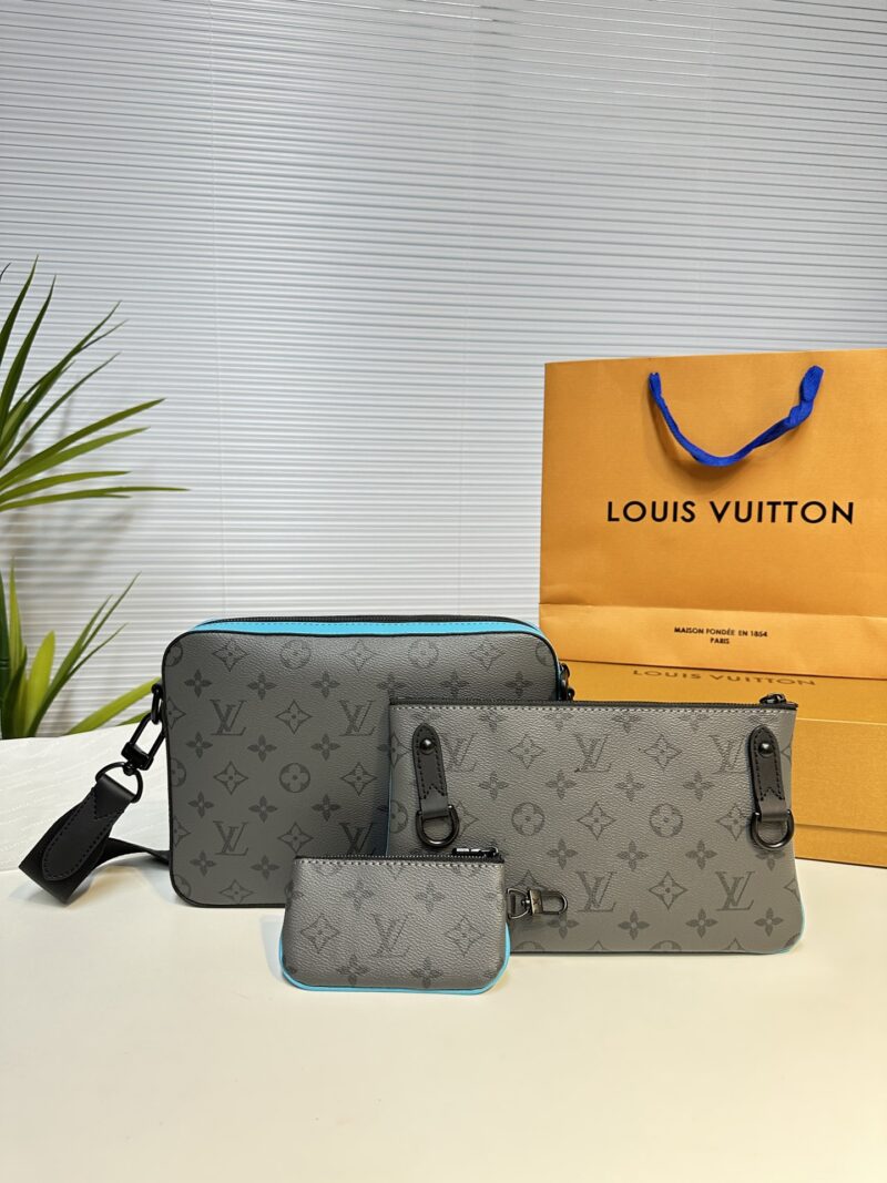 Exclusive remake of TRIO messenger bag M11648 silver flower/light blue splicing
This Trio messenger bag features a three in one design crafted from Monogram Eclipse Reverse canvas and eye-catching details. The change bag at the zipper front pocket an...