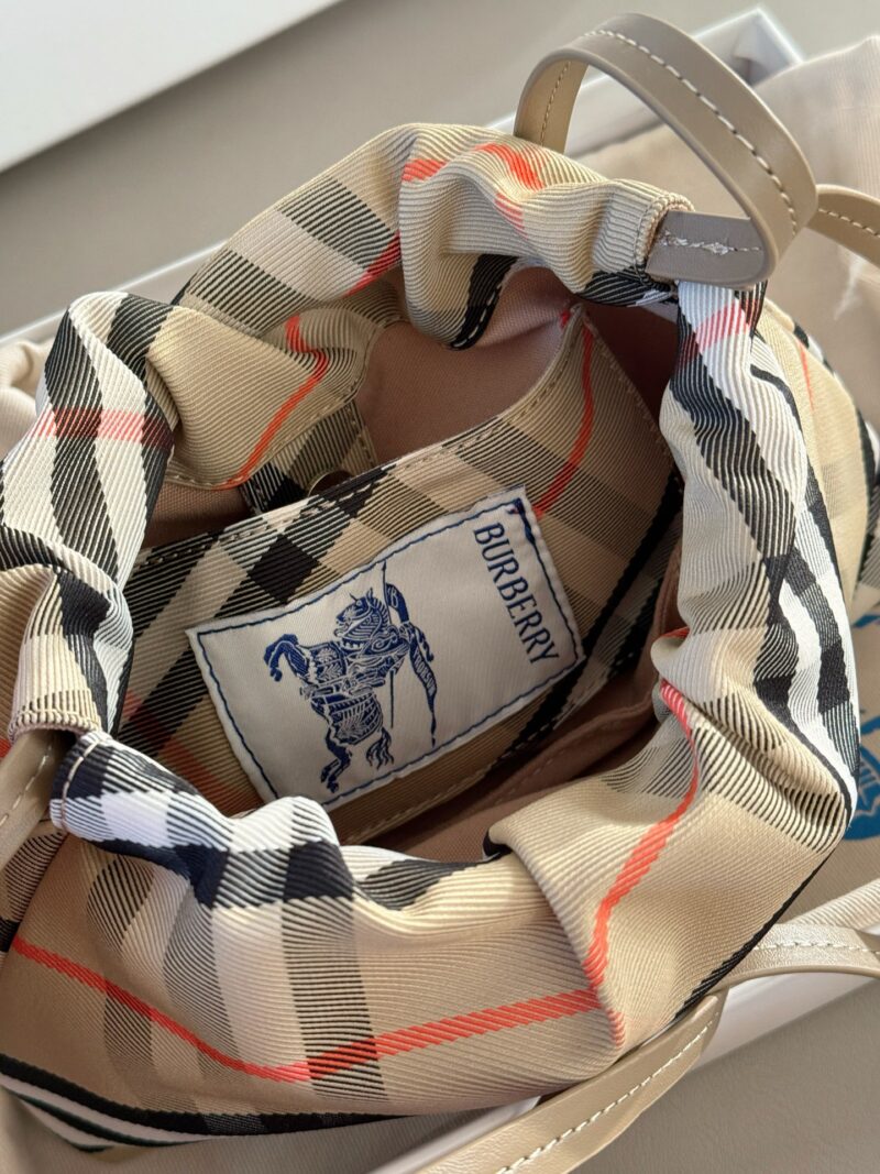 a1dce15a40.jpg 195 box
size:22*16cm
Burberry plaid cloud bag
This cloud pack is really cute
Drawstring closure is very convenient
You can put your phone mainly because the price is not too expensive
