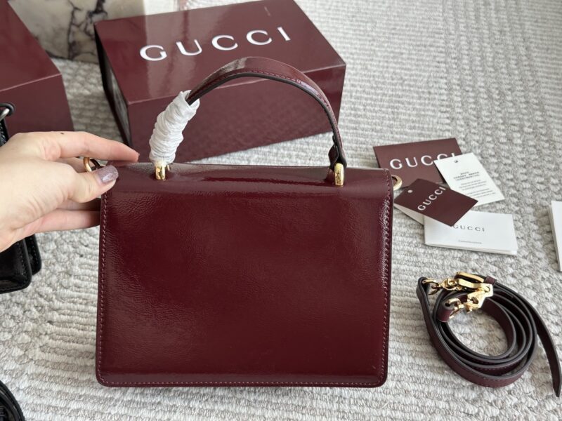 a1fcf81937.jpg 250 boxes
size:22 16cm
GG's latest wine god bag with shiny leather
Latest fabric paired with Shijiushen buckle
Super good-looking